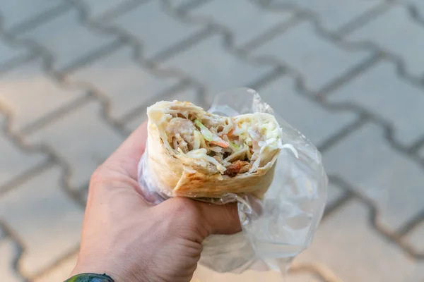 Shawarma Männlicher Hand Nahaufnahme Auf Dem Hintergrund Der Teller Bei — Stockfoto