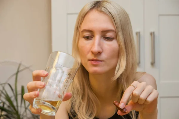 Atractiva Chica Rubia Con Vaso Cerveza Sienta Mesa —  Fotos de Stock