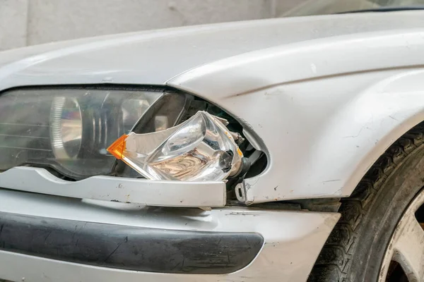 Close Broken Headlight Gray Car Sunny Day Crash Concept — Stock Photo, Image