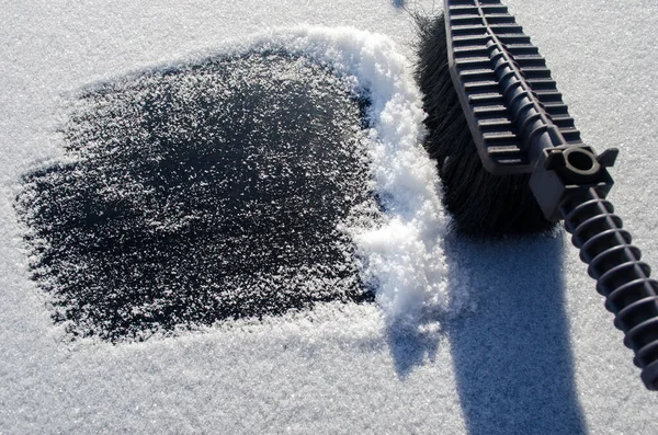 Siyah Fırçalı Karla Kaplı Araba — Stok fotoğraf