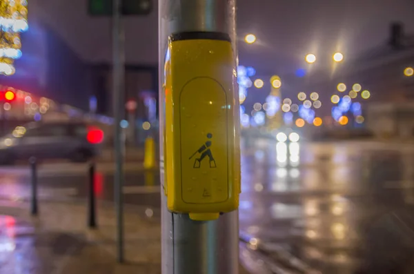 Tryck Manuellt Styrknappen Övergångsstället För Att Tända Det Gröna Trafikljuset — Stockfoto