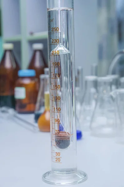 Laboratuvar Termometresi Hidrometre Ölçüm Silindiri — Stok fotoğraf