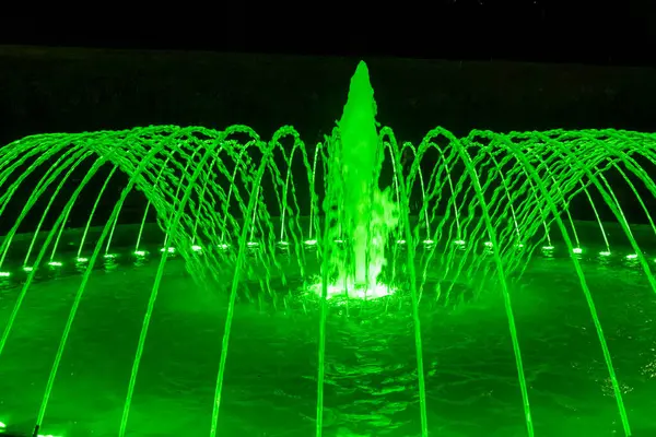 Fuente Nocturna Ciudad Iluminada Con Iluminación Verde Fuente Colorida Noche —  Fotos de Stock