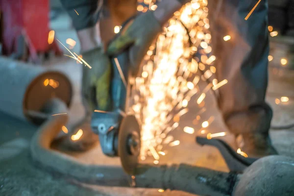 Inżynier Technolog Zajmujący Się Cięciem Prętów Metalowo Stalowych Pomocą Szlifierki — Zdjęcie stockowe