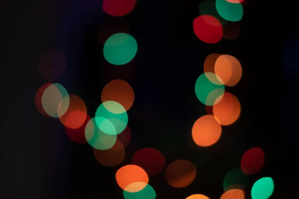 クリスマスのボケの背景とクリスマスライトの焦点がズレて カラフルなボケ — ストック写真
