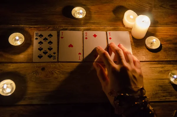 Manos Adivino Cartas Sobre Mesa Alrededor Velas Encendidas Oscuridad Sobre — Foto de Stock