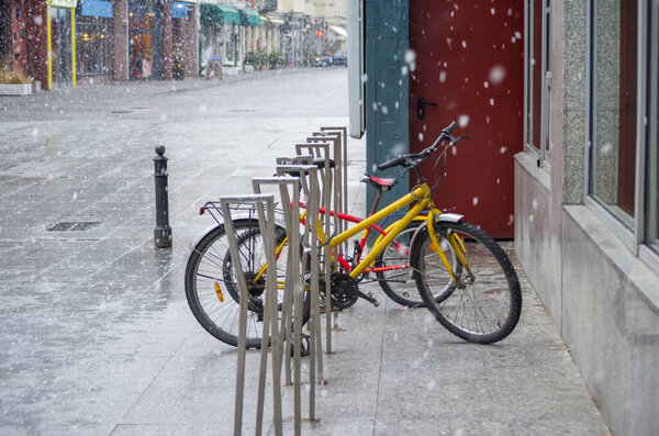Стоянка для велосипедов в зимний день