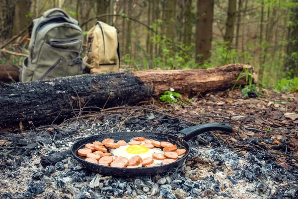 Bratpfanne Mit Bratwürsten Und Eiern Steht Auf Den Kohlen Sommerwald — Stockfoto