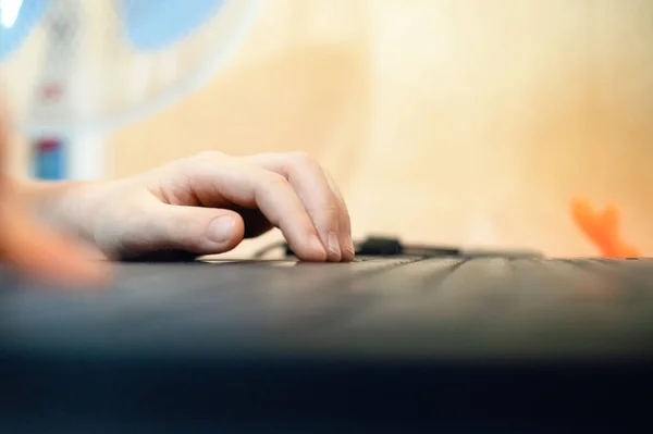 Mão Pequena Uma Criança Teclado Computador Portátil Close Uma Criança — Fotografia de Stock