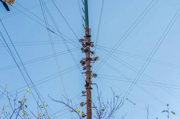 Der Mast Eines Strommasten Mit Blauem Himmel — Stockfoto