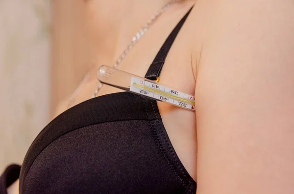 Mujer Mide Temperatura Corporal Bajo Brazo Con Termómetro Digital Chica — Foto de Stock