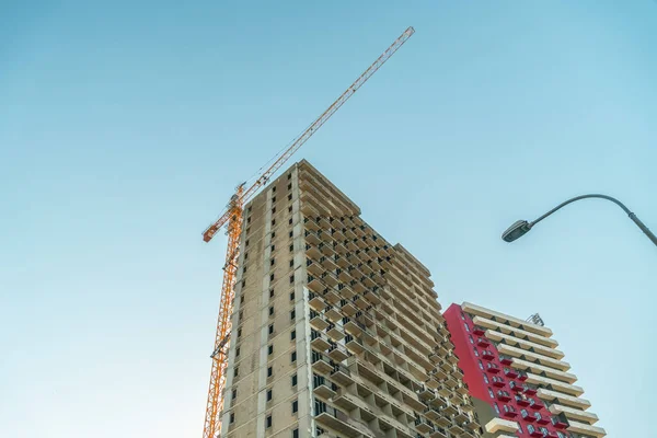 Bouw Van Een Gebouw Met Meerdere Verdiepingen Tegen Blauwe Lucht — Stockfoto