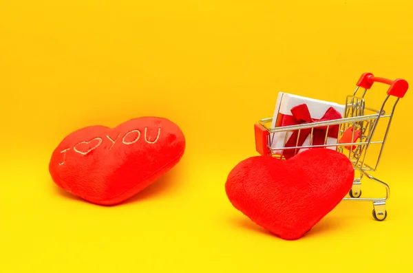 Scatola Regalo Nel Carrello Della Spesa Sfondo Giallo Accanto Cuori — Foto Stock