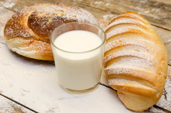 Glass Milk Loaf Wooden Background Flour Balanced Diet Protein Carbohydrates — Stock Photo, Image