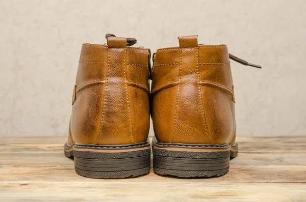 Kahverengi Deri Ayakkabılar Ahşap Arka Planda — Stok fotoğraf