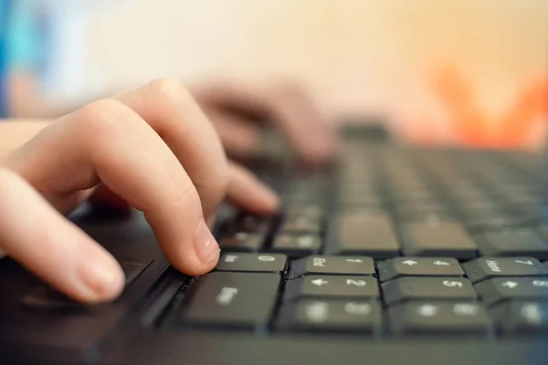 Mão Criança Pequena Teclado Computador Portátil Fecha Apertando Chaves Criança — Fotografia de Stock