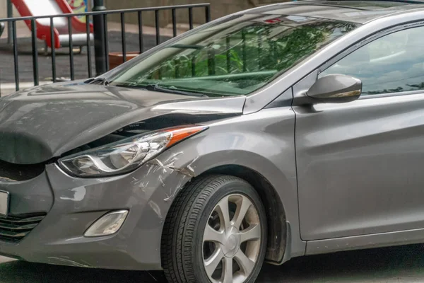 Capucha Arrugada Coche Gris Después Accidente Una Parte Por Encima — Foto de Stock