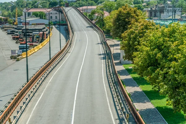 Route Pavée Sur Côté Des Arbres Train Marchandises Par Une — Photo