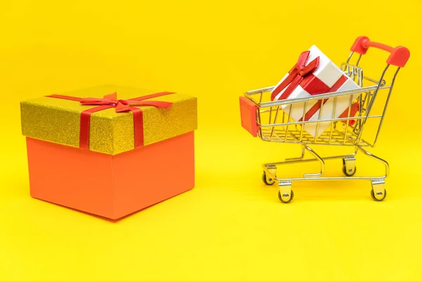 Geschenkbox Warenkorb Und Große Geschenkbox Auf Gelbem Hintergrund Neben Roten — Stockfoto