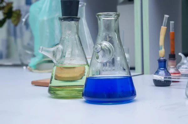 实验玻璃器皿 桌上有多种颜色的液体 化学分析 — 图库照片