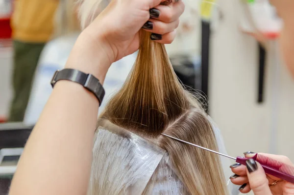 Cabeleireiro Distribui Cabelo Fios Para Tingir Cabelo — Fotografia de Stock