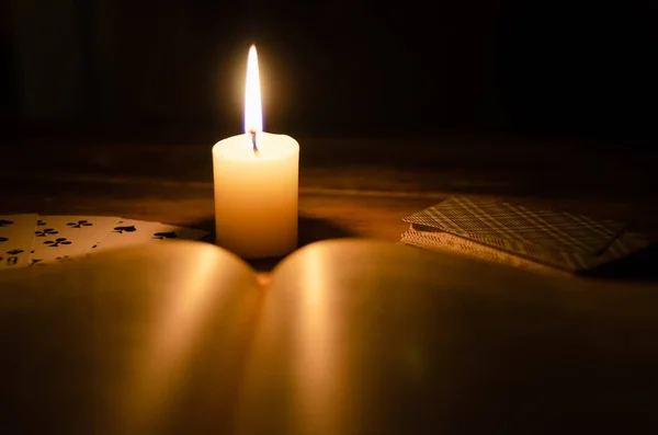 Μυστικιστική Ατμόσφαιρα Κάρτες Ένα Βιβλίο Ένα Αναμμένο Κερί Στο Σκοτάδι — Φωτογραφία Αρχείου