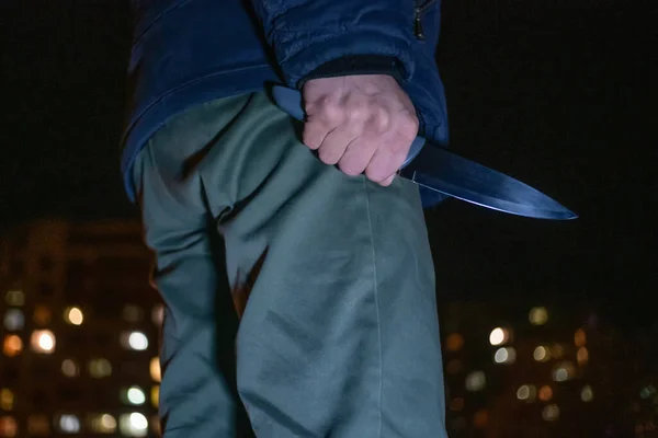 Mężczyzna Nożem Ręku Nocy Ulicy Bliska Koncepcja Zbrodni Rabunek — Zdjęcie stockowe