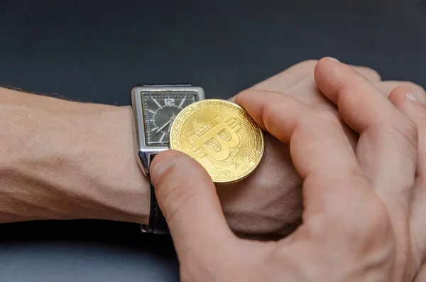 Junger Mann Legt Uhr Mit Einem Bitcoin Goldgroschen Zeit Zum — Stockfoto