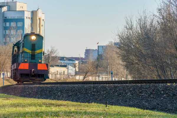 Närbild Ett Tåg Lok Räls Staden Solig Dag — Stockfoto