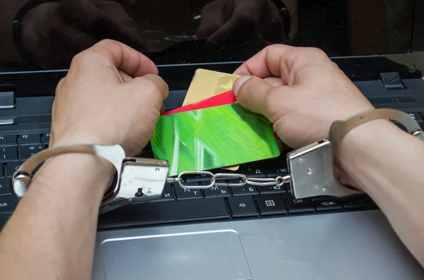 Mãos Algemadas Com Cartão Computador Portátil — Fotografia de Stock