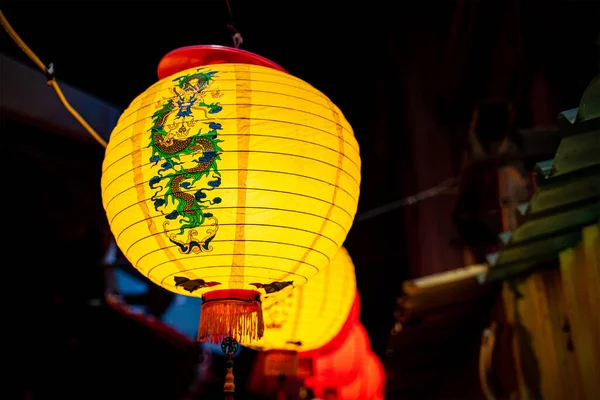 Lanternas Penduradas Rua Tainan Com Padrões Dragão Tradicionais Sobre Eles — Fotografia de Stock