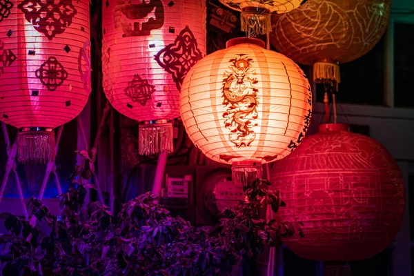 Lanternas Penduradas Rua Tainan Com Padrões Dragão Tradicionais Sobre Eles — Fotografia de Stock