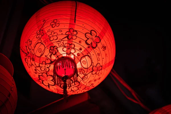 Lanternas Penduradas Rua Tainan Com Flores Ameixa Sobre Eles — Fotografia de Stock