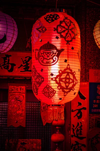 Lanternas Penduradas Frente Uma Casa Com Padrões Chineses Tradicionais — Fotografia de Stock