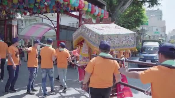 Tainan Taiwan March 2020 Followers Carry Sedan Chair Walking Temple — Stock Video