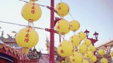 Tayvan 'daki Nan Kun Shen Dai Tian Tapınağına asılmış uğurlu kelimeler. Etrafı güzel ve süslü binalarla çevrili..