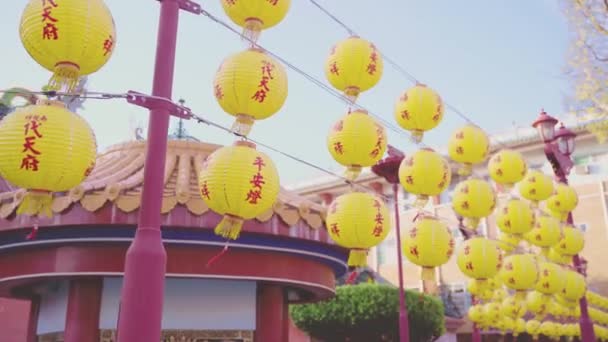 Algumas Lanternas Amarelas Rotuladas Palavras Auspiciosas Penduradas Templo Nan Kun — Vídeo de Stock