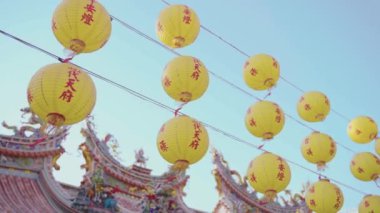 Sarı fenerlerde Tainan 'daki Nan Kun Shen Dai Tian Tapınağı' nın tapınak ismi ve sözleri yazıyordu. Güzel ve dekore edilmiş bir çatı var..