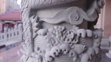 Tayvan 'daki Nan Kun Shen Dai Tian Tapınağı' ndaki ejderha taşı oyma sütununu gösteren bir kamera. Asya kültüründe ünlü bir tapınak. Sahnede bir sürü fener, bina, taş oyma ve gezegen var..