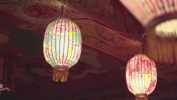 Une Caméra Gros Plan Prendre Des Lanternes Colorées Avec Motif — Video