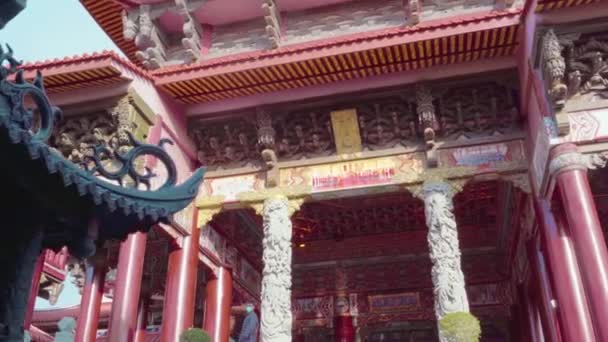 台湾南坤沈代天坛的灵孝宫 台湾人崇拜玉皇大帝 一个拱门相机在那里移动 院子前面放了一个香炉 设计了灰色石阶 — 图库视频影像