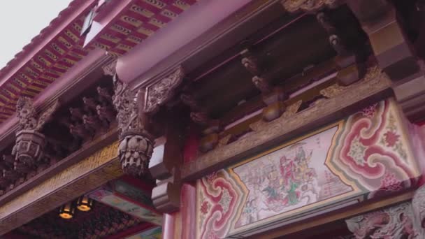 一台特写相机沿着台湾南坤沈代天坛的灯笼走着 亚洲文化中著名的寺庙 现场有许多灯笼 建筑物 石雕和行星 — 图库视频影像