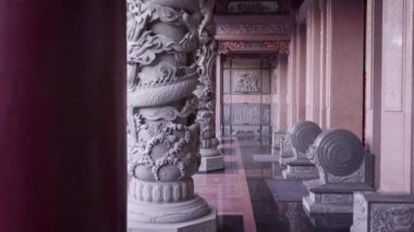 Tayvan 'daki Nan Kun Shen Dai Tian Tapınağı' nda yürürken çekilmiş bir kamera görüntüsü. Asya kültüründe ünlü bir tapınak. Koridorda kırmızı bir duvar ve gri bir taş oyma var..