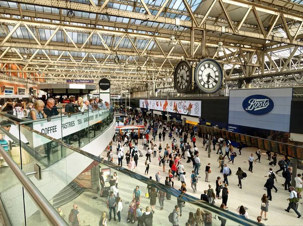 London Vereinigtes Königreich Juli 2017 Waterloo Station London Geschäftigen Freitagabend — Stockfoto