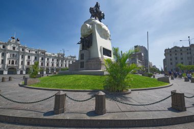 Lima, Peru - 18 Nisan 2018: General San Martin 'in heykelinin arkası.