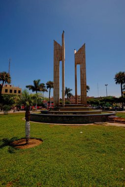 Chimbote, Peru - 10 Nisan 2018: Chimbote Peru 'da ana meydan, Plaza de Armas, dekoratif asfalt ve merkezi su özelliği