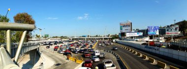 TIJUANA, MEXICO - 8 Eylül 2015: San Ysidro Limanı 'nda trafik, Meksika' dan ABD 'ye giriş.
