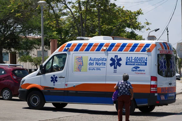 Chimbote, Peru - 18 Nisan 2018: Otoyol altyapısındaki kazalara ve kurbanlara acil ambulans.