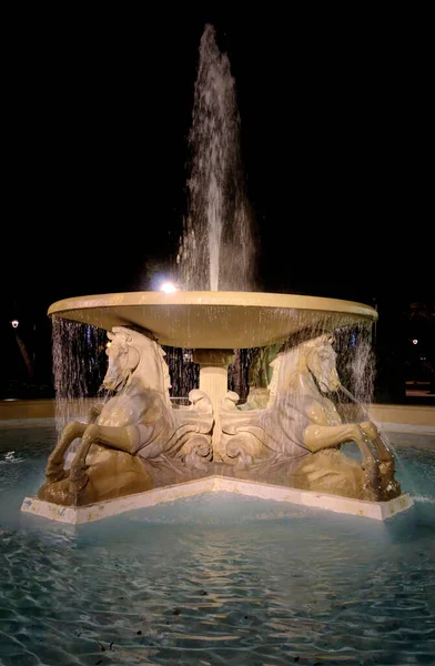 Rimini Italien Oktober 2019 Vier Pferde Springbrunnen Der Nacht Vertikaler — Stockfoto