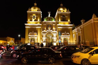 Trujillo, Peru - 23 Kasım 2016: St. Mary Katedrali olarak tercüme edilen Santa Maria Katedrali gece trafiği ve yayalar ön planda